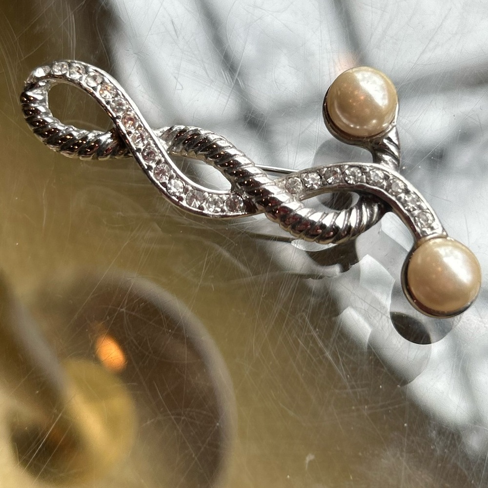Vintage Brooch with Pearls